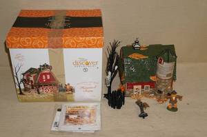 lot 114 image: Department 56 Halloween Haunted Barn