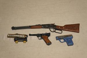 lot 179 image: Small Novelty Guns