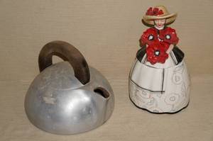 lot 137 image: Vintage Wagner Ware Tea Pot and Cookie Jar