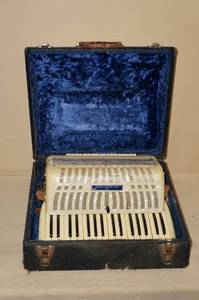 lot 151 image: Vintage Wurlitzer Accordian in Case