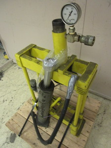 lot 211 image: HYDRAULIC PRESS