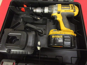 lot 223 image: DEWALT CORDLESS DRILLDRIVER, WITH BATTERY AND CHARGER