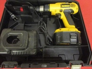 lot 228 image: DEWALT CORDLESS ADJUSTABLE CLUTCH DRILLDRIVER, WITH BATTERY AND CHARGER