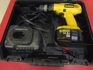 lot 229 image: DEWALT CORDLESS DRILLDRIVER, WITH BATTERY AND CHARGER