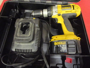 lot 230 image: DEWALT HEAVY-DUTY CORDLESS DRILL DRIVER, WITH BATTERY AND CHARGER