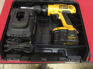lot 231 image: DEWALT CORDLESS ADJUSTABLE CLUTCH DRILLDRIVER, WITH BATTERY AND CHARGER
