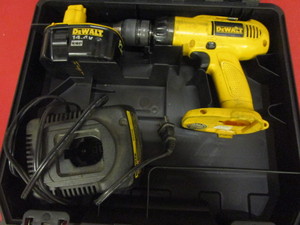lot 227 image: DEWALT CORDLESS ADJUSTABLE CLUTCH DRILLDRIVER, WITH BATTERY AND CHARGER