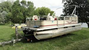 2010 Pontoon w70 hp Yamaha with Trailer pkg