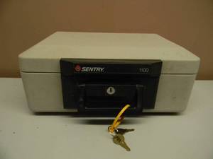 SENTRY 1100 SAFE WITH KEY - FIRE RESISTANT - GUNS, MONEY, DOCUMENTS - SEE PICTURES
