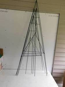 lot 6 image: 4 Black Metal Tripods