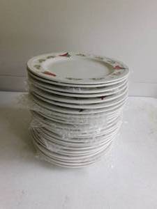 lot 17 image: Plates with Cardinals, Holly and Berries