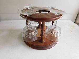 lot 18 image: Wooden Goblet Holder with 4 Glass Dessert Goblets