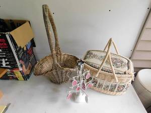 lot 20 image: Home Decor