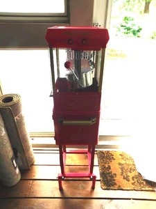 lot 37 image: Nostalgia Vintage Kettle Popped Popcorn Machine