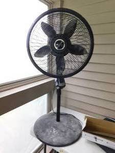 lot 44 image: Lasko Oscillating Fan with Remote