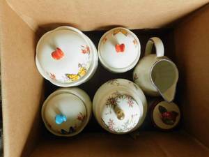 lot 81 image: Ceramic CreamerSugar Bowls with Covers