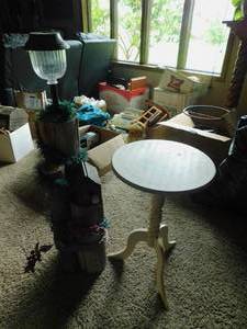 lot 83 image: Decorative Small Stand and Bird House