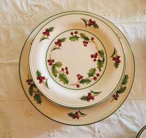 lot 52 image: Christmas Dishes And Glassware