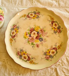 lot 60 image: Pretty Floral China Pieces
