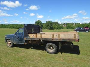 lot 3 image: 1985 Ford F350 Dump Truck