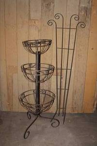 lot 22 image: Vintage 3 Tier Graduated Metal Plant Stand & Trellis