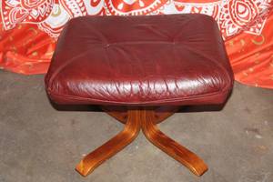 lot 30 image: Burgundy Leather Ottoman