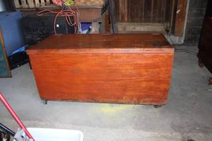 lot 29 image: Handmade Wood Storage BoxTrunk