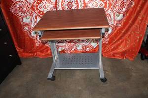 lot 28 image: Small Portable Desk