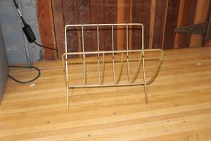 lot 41 image: Mid Century Atomic Brass Wire Magazine Rack
