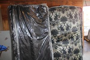 lot 71 image: Twin Size Mattress & Box Spring