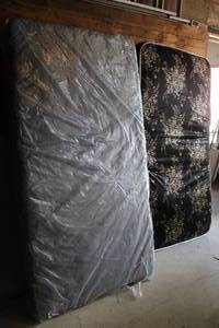 lot 72 image: Twin Size Mattress & Box Spring