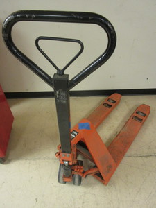 lot 303 image: PALLET JACK