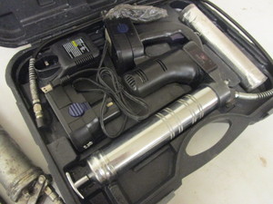 lot 323 image: NEIKO PRO GREASE GUN 18V CORDLESS GREASE GUN, PISTOL GREASE GUNS