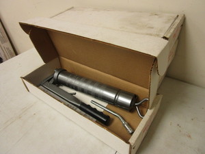 lot 319 image: DELUXE LEVER GREASE GUNS - NEW