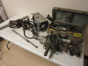 lot 329 image: VINTAGE POWERSHOP TOOLS,  DRILLS, BENCH GRINDER, AIR SANDERGRINDER, VICE