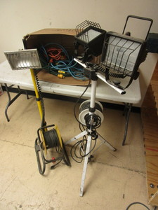 lot 334 image: PORTABLE WORK LIGHTS