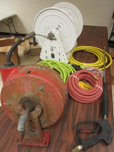 lot 355 image: AIR HOSE SUPPLIES, INCLUDING REEL MASTERS HOSE REEL, AIR HOSES, AIR HOSE SPOOL, SPRAYER GUN