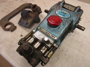 lot 395 image: CAT 4-FRAME PUMP