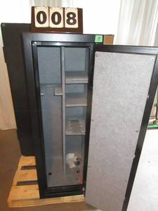 lot 8 image: Fortress 14 Gun Safe