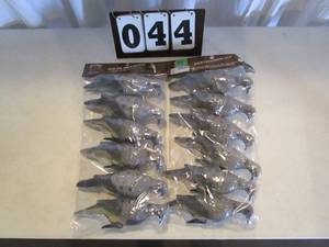 lot 44 image: Lucky Duck Clip on Dove Decoys