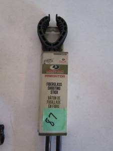 lot 87 image: Mossy Oak Predator Fiberglass Shooting Stick