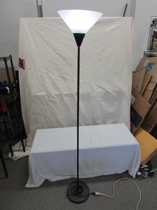 lot 32 image: Floor Lamp