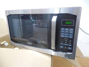 lot 90 image: Chefs Mark 1.6 Cu. Ft. 1100-Watt Microwave Oven