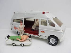 lot 55 image: Nice Vintage TONKA Rescue Van wFigures & Stretcher