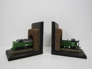 lot 12 image: Set of Vintage Burlington Northern HO Train Bookends
