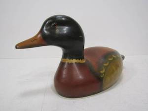 lot 28 image: Nice Vintage Hand Carved & Painted Duck Decoy
