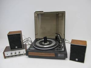 lot 75 image: Working Vintage REALISTIC Turntable wSpeakers & Amplifier