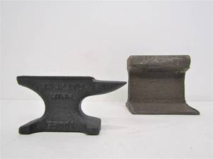 lot 132 image: Small Vintage DOTSON Anvil & Railroad Tie Anvil