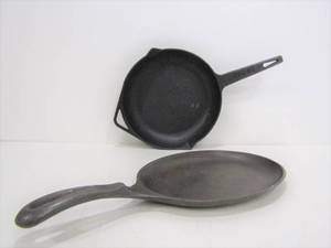 lot 187 image: Vintage Cast Iron Wagner Sizzle Server & Lodge Skillet