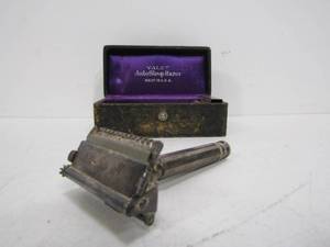 lot 102 image: Antique Valet AUTO STROP Safety Razor wOriginal Case